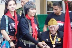 Kakak beradik, Ully Sigar dan Paramitha Rusady bersama pejuang yang masih hidup dalam acara napak tilas.